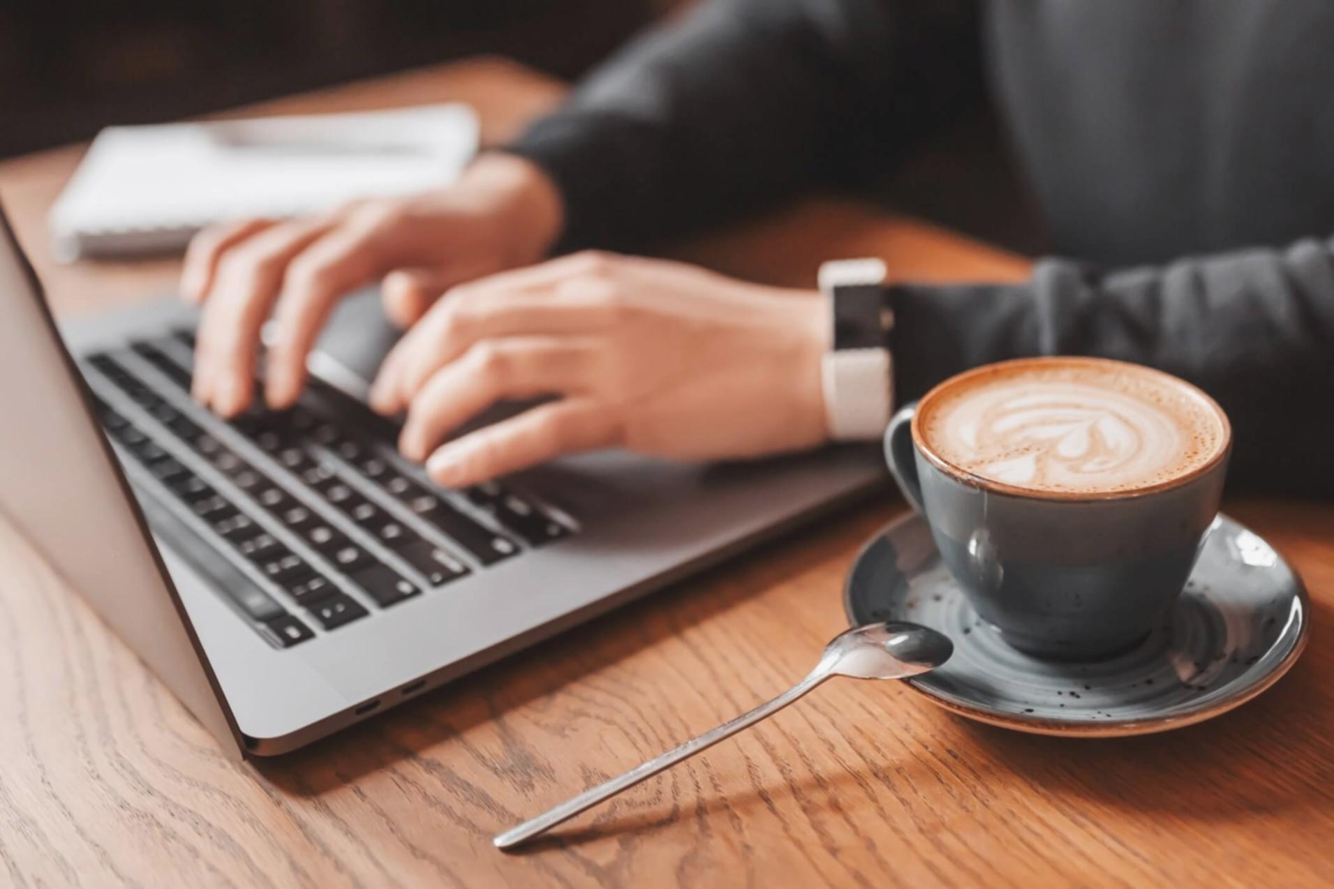 Material de estudio de auditoría SEO con análisis de métricas técnicas y estructura de sitio web