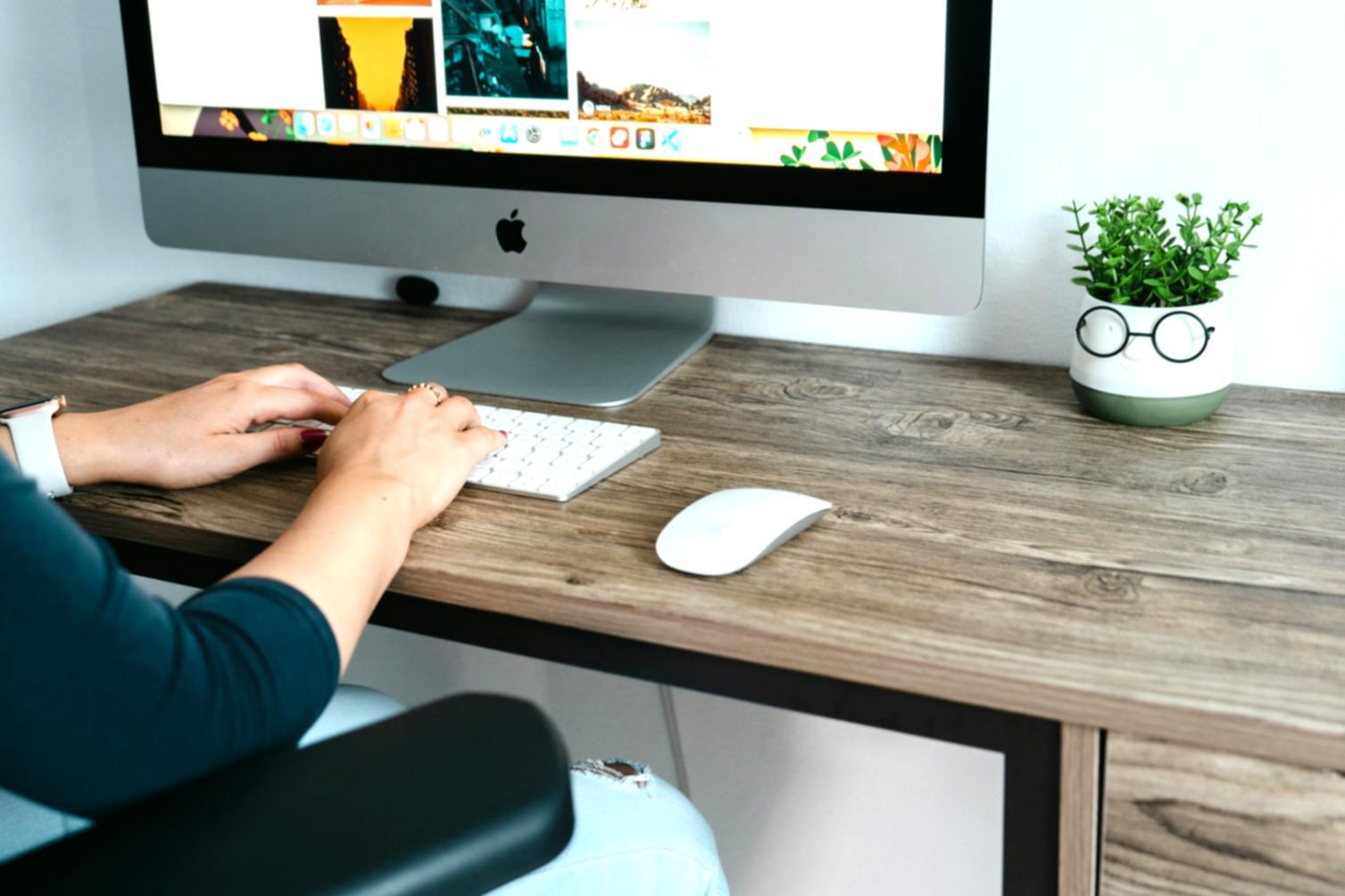 Profesional revisando resultados de una auditoría SEO en pantalla durante una sesión de formación