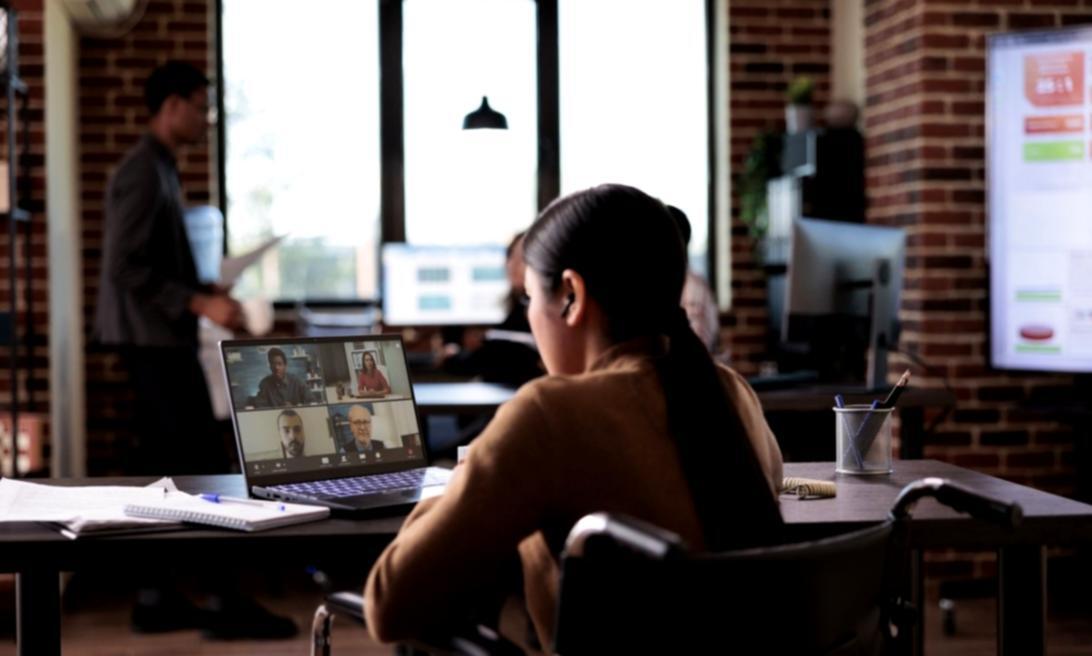 Estudiante trabajando en análisis de auditoría SEO con herramientas digitales